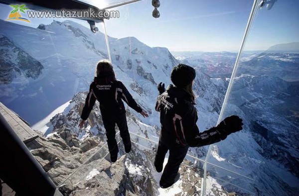 Döbbenetes és félelmetes üvegkilátó a Mont Blanc csúcsán