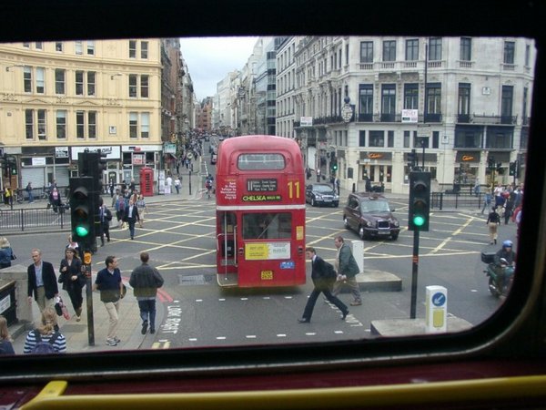 Kilátás egy londoni emeletesbuszból