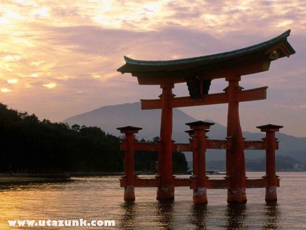 Miyajima Shrine at Sunset, Japán