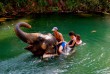 Fürdőzés egy elefánt hátán